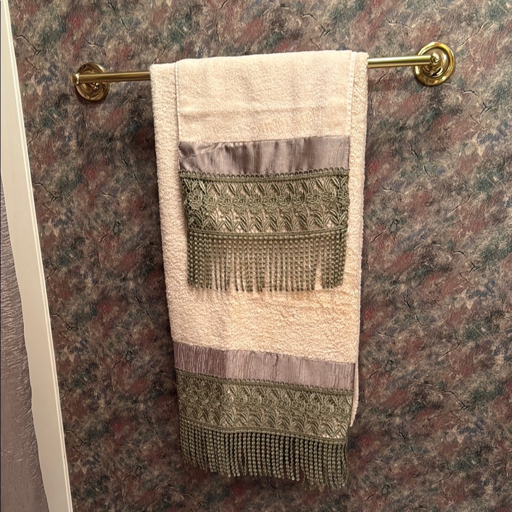 Croscill set of 8 Cream and Green Bath Towels with Elegant Fringe